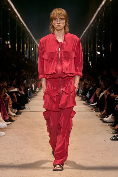 Look 16